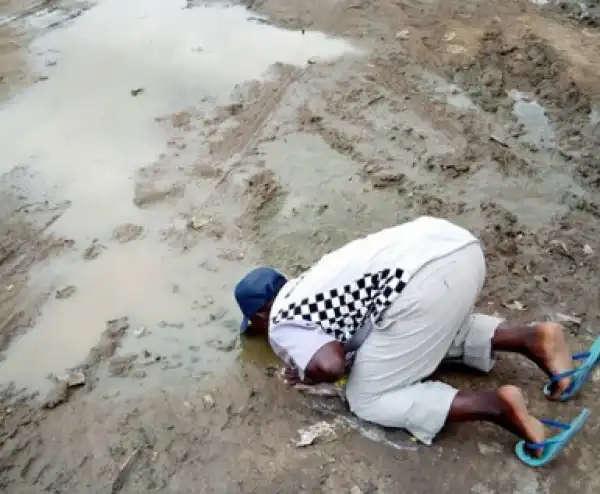 Nigerian Men Celebrate Buhari